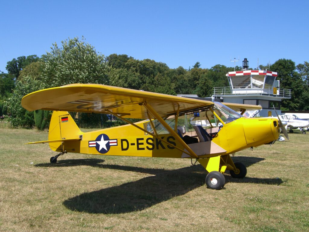 Die PA-18 D-ESKS am Flugplatz Aschafenburg
