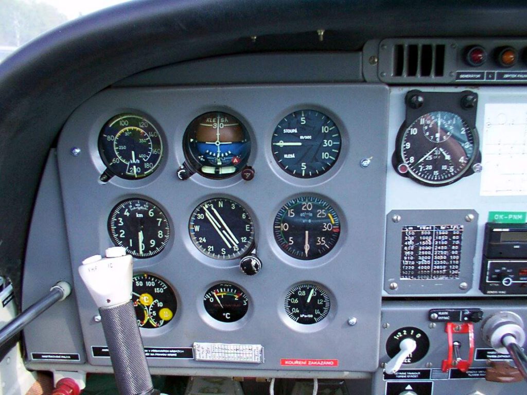 Das Cockpit einer Zlin 142
